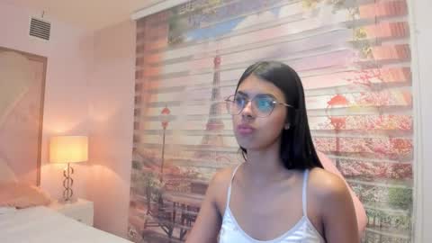 Snapshot of isa_little4u chatting on October 16, 2025, 5:52 am online show from October 16, 2025, 5:52 am