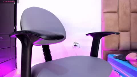 isa_lovestory online show from April 15, 2026, 10:32 pm