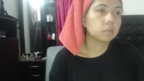 Snapshot of isa_mey chatting on January 1, 2025, 3:23 am Isa online show from January 1, 2025, 3:23 am