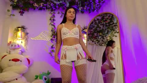 Isabella        online show from February 17, 2026, 11:33 pm