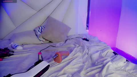 I S A B E L A ISA  online show from September 29, 2025, 4:28 am