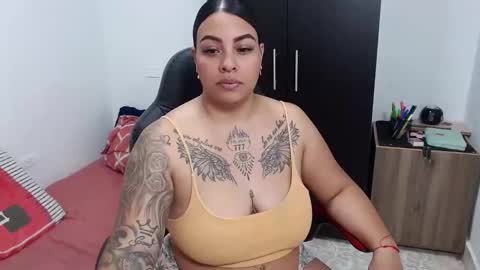 Snapshot of isabella_hots chatting on January 16, 2025, 10:10 am estefania online show from January 16, 2025, 10:10 am