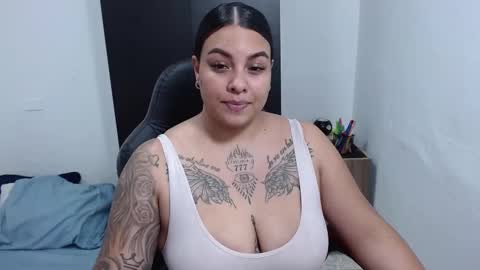 Snapshot of isabella_hots chatting on February 14, 2025, 3:36 pm estefania online show from February 14, 2025, 3:36 pm