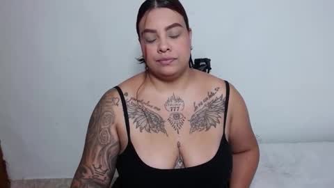 Snapshot of isabella_hots chatting on November 17, 2025, 12:00 pm estefania online show from November 17, 2025, 12:00 pm