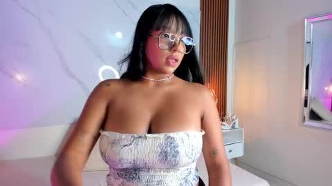 isabella zc online show from October 7, 2025, 7:55 pm