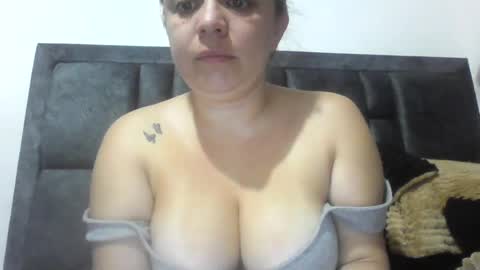 isabellaa_hills_ online show from June 19, 2026, 4:33 pm