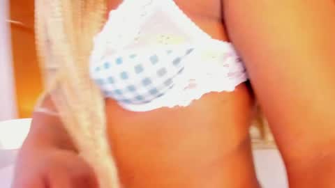 isabellaalux_ online show from April 29, 2026, 8:48 pm
