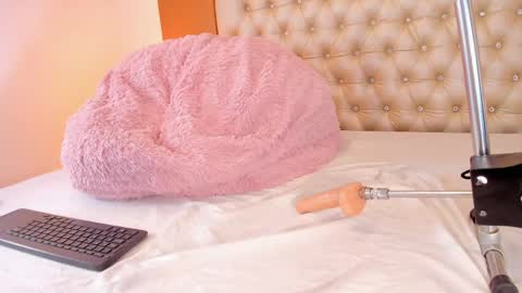 isabellaalux_ online show from May 17, 2026, 8:16 pm