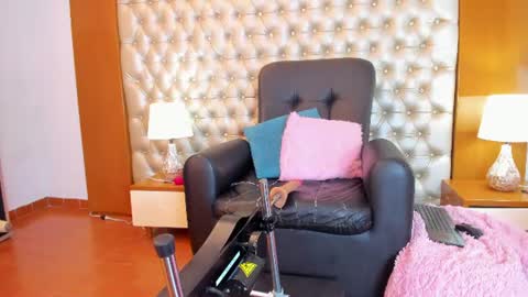 isabellaalux_ online show from July 8, 2026, 8:57 pm