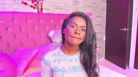 Snapshot of isabellabroms21 chatting on February 9, 2025, 8:24 pm v online show from February 9, 2025, 8:24 pm