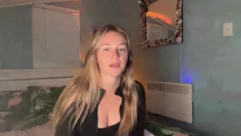 Snapshot of isabellesings chatting on May 8, 2026, 2:39 am isabellesings online show from May 8, 2026, 2:39 am