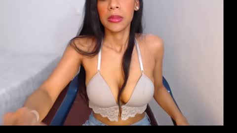 Snapshot of isabellla_grenz chatting on December 11, 2024, 5:10 am Isabella online show from December 11, 2024, 5:10 am