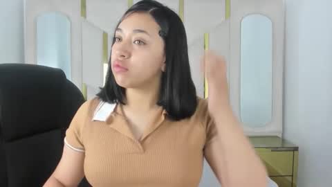 isabellrodriguez18 online show from September 18, 2025, 2:57 am