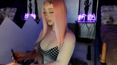 Snapshot of isably chatting on December 4, 2025, 12:58 pm Isa online show from December 4, 2025, 12:58 pm