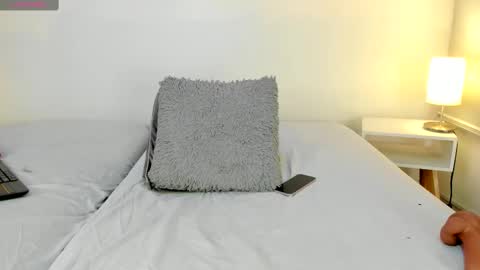 isameow online show from March 12, 2025, 1:36 am