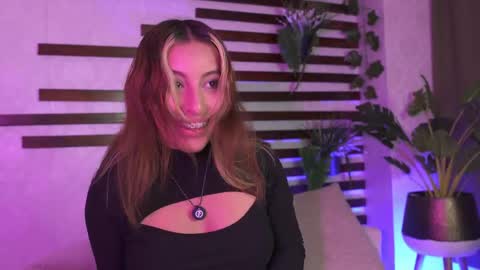 Snapshot of isamoon_ chatting on April 20, 2026, 1:14 pm Isa online show from April 20, 2026, 1:14 pm