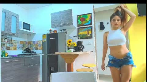 Snapshot of isis_pink chatting on June 2, 2026, 9:39 pm Alaya online show from June 2, 2026, 9:39 pm