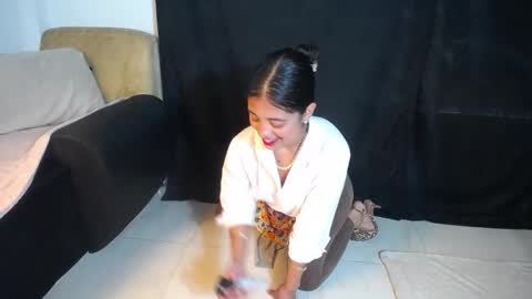 isis_valen online show from November 19, 2025, 11:54 am