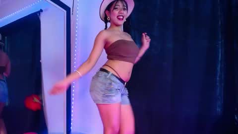 isis_valen online show from December 17, 2025, 12:22 pm