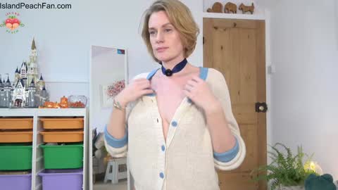 Lou  Peaches online show from October 12, 2025, 1:10 pm