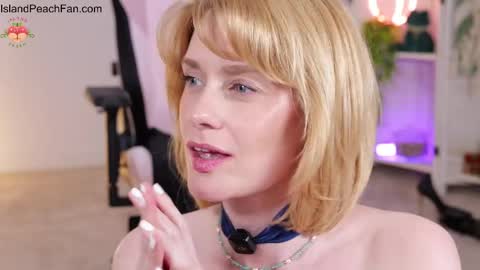 Lou  Peaches online show from April 18, 2026, 8:09 pm