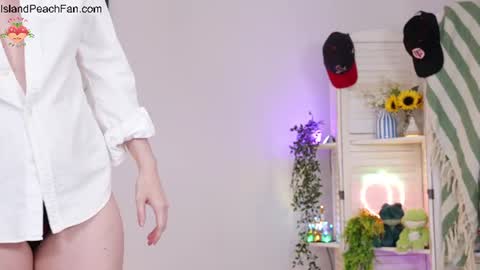 Snapshot of island_peach chatting on July 24, 2026, 2:26 pm Lou Peaches online show from July 24, 2026, 2:26 pm