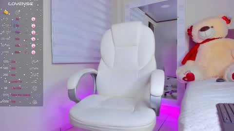 Isa  online show from February 25, 2025, 3:52 am