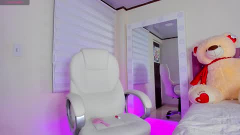 Isa  online show from December 15, 2025, 8:40 am