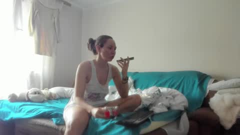 Issabelle online show from March 24, 2026, 6:29 am