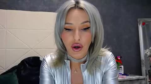 IssaSmyth online show from April 25, 2026, 7:33 am