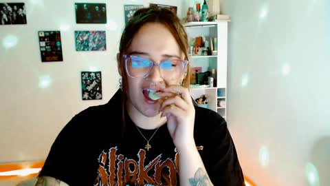 Yiz online show from December 7, 2024, 2:42 am