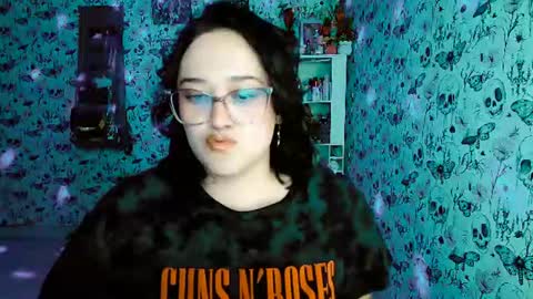 Snapshot of issis_demon chatting on July 4, 2026, 4:40 am Yiz online show from July 4, 2026, 4:40 am