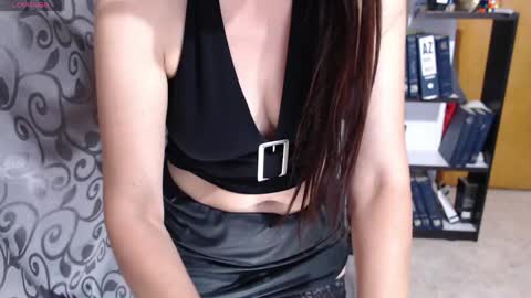 Issy online show from April 15, 2026, 10:22 am