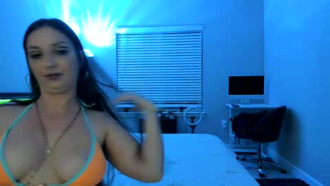 Snapshot of italiana25 chatting on July 31, 2026, 3:28 am Bella Bloom online show from July 31, 2026, 3:28 am