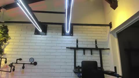 Italo Moore online show from November 4, 2025, 11:09 am