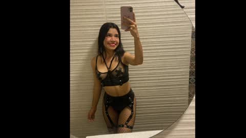 Snapshot of its_lola chatting on January 1, 2025, 5:43 am online show from January 1, 2025, 5:43 am