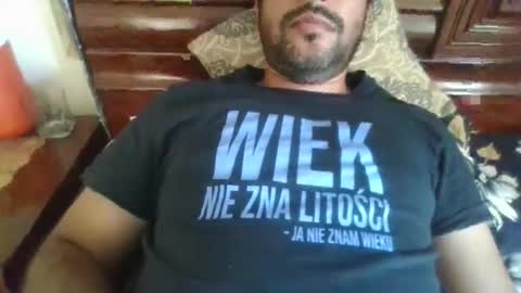 Snapshot of its_me_2323 chatting on May 17, 2026, 4:43 am its_me_2323 online show from May 17, 2026, 4:43 am