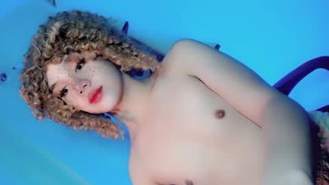 Snapshot of its_me_ezzie chatting on January 29, 2025, 6:28 pm EZZIE online show from January 29, 2025, 6:28 pm