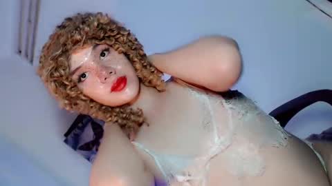 Snapshot of its_me_ezzie chatting on February 2, 2025, 8:41 pm EZZIE online show from February 2, 2025, 8:41 pm