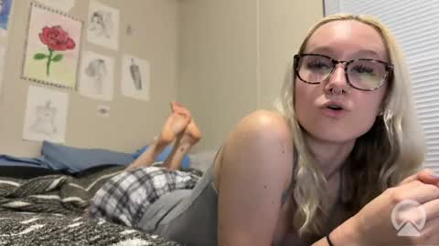 Snapshot of itshallie chatting on July 24, 2026, 1:36 am Hallie online show from July 24, 2026, 1:36 am
