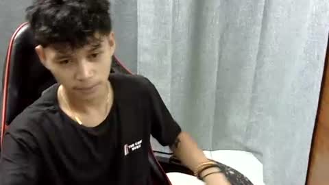 Snapshot of itzme_john chatting on April 29, 2026, 12:37 am itzme_john online show from April 29, 2026, 12:37 am
