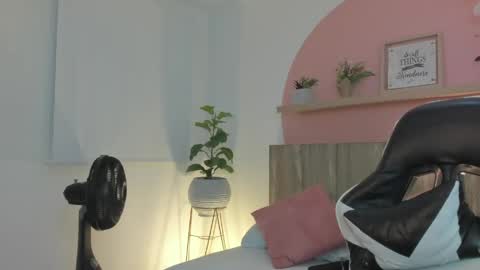 Snapshot of ivette_swan chatting on May 1, 2026, 7:29 pm I V E T T E online show from May 1, 2026, 7:29 pm