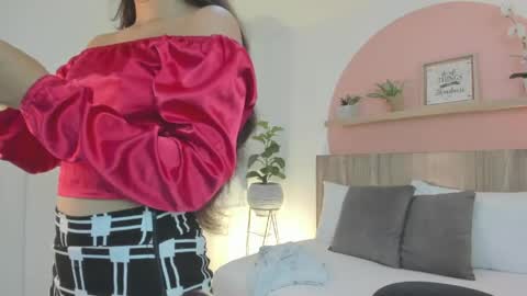 Snapshot of ivette_swan chatting on May 5, 2026, 12:24 pm I V E T T E online show from May 5, 2026, 12:24 pm