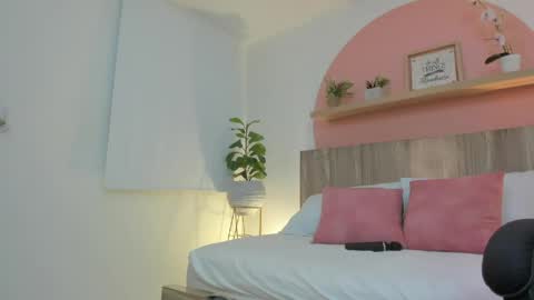 Snapshot of ivette_swan chatting on May 19, 2026, 7:42 pm I V E T T E online show from May 19, 2026, 7:42 pm