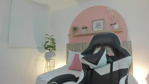 Snapshot of ivette_swan chatting on May 20, 2026, 8:04 pm I V E T T E online show from May 20, 2026, 8:04 pm