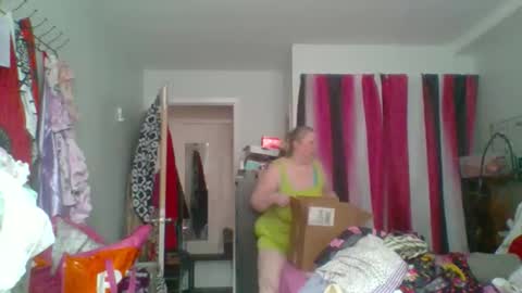 ivyjane3522 online show from April 23, 2026, 2:52 pm