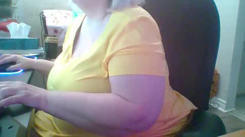 ivyjane3522 online show from April 27, 2026, 3:54 pm