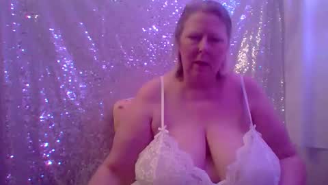 ivyjane3522 online show from May 2, 2026, 2:27 am