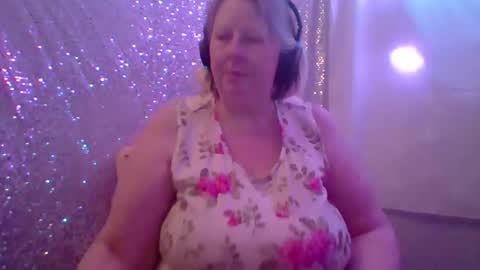 ivyjane3522 online show from May 3, 2026, 2:06 am