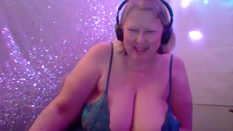 ivyjane3522 online show from May 9, 2026, 5:23 am